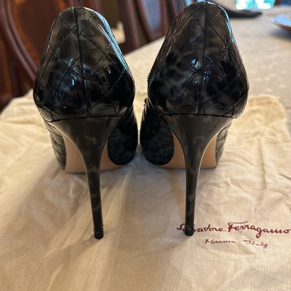 Ferragamo couture heels.  Quilted grey/black patent leather. Worn 1x. Sz 10 - Picture 4 of 6